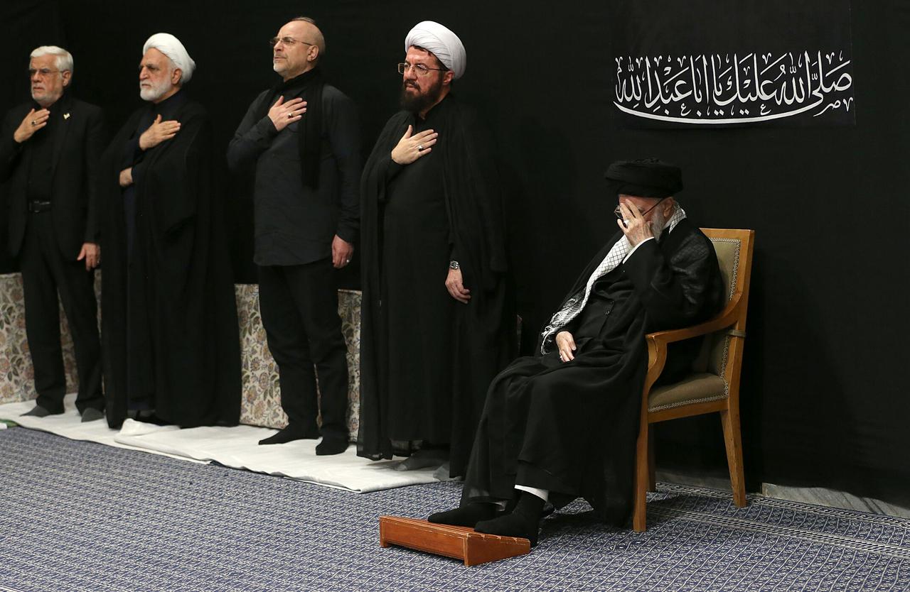 رهبر عالی ایران آیت الله علی خامنه ای در 6 ژوئیه 2025 در مراسم اشورا در تهران ، ایران شرکت می کند.
