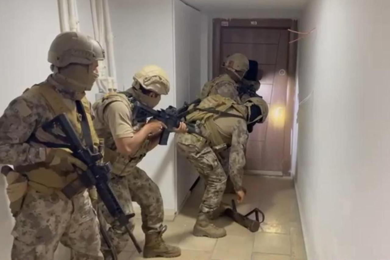 Turkish Special Operations Police (POH) forces during an operation in Istanbul, Türkiye on 24 June, 2025. (AA Photo)