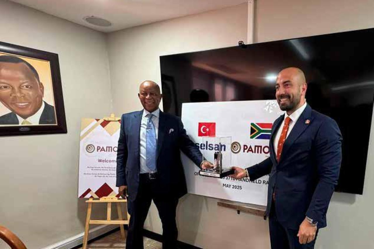 Turkish Aselsan official with the South African PAMODZI Group official on July, 2025. (Photo via Aselsan)
