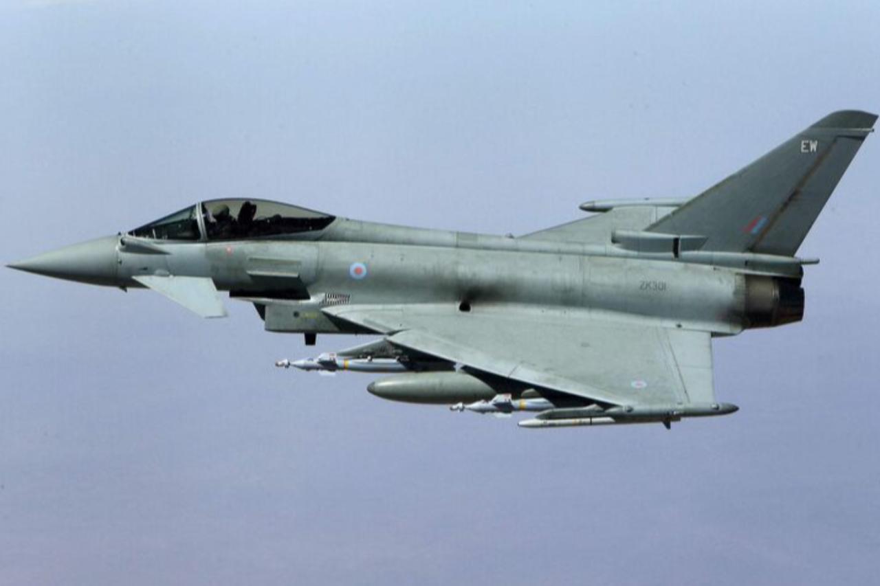 Britains Royal Air Force Eurofighter Typhoon fighter jet in flight during a coalition mission over central Iraq on September 21, 2016. (AFP Photo)