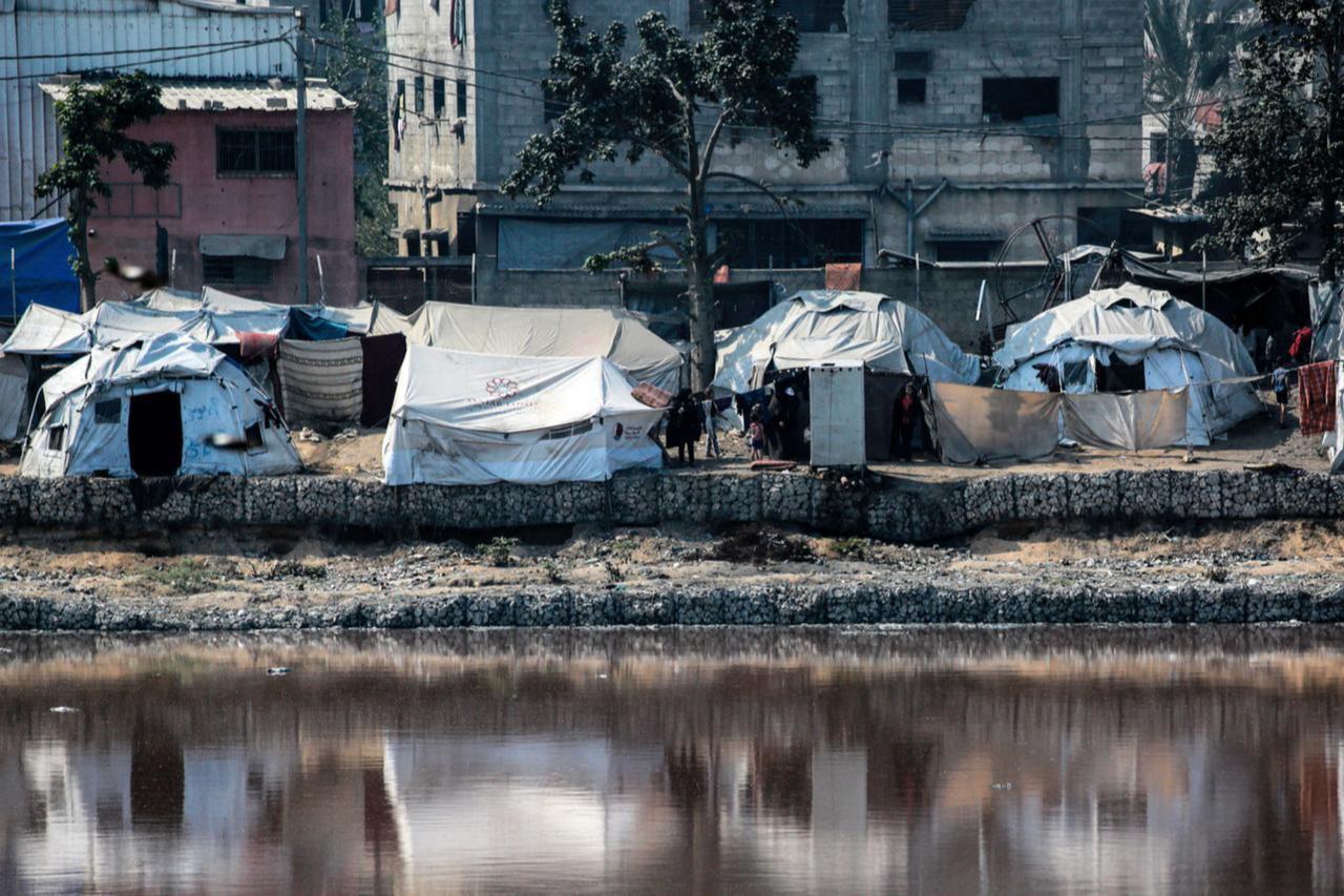 Encampments sheltering Palestinians displaced by conflict are pitched near Sheikh Radwan wastewater collection pond in Gaza City, July 14, 2025. (AFP Photo)