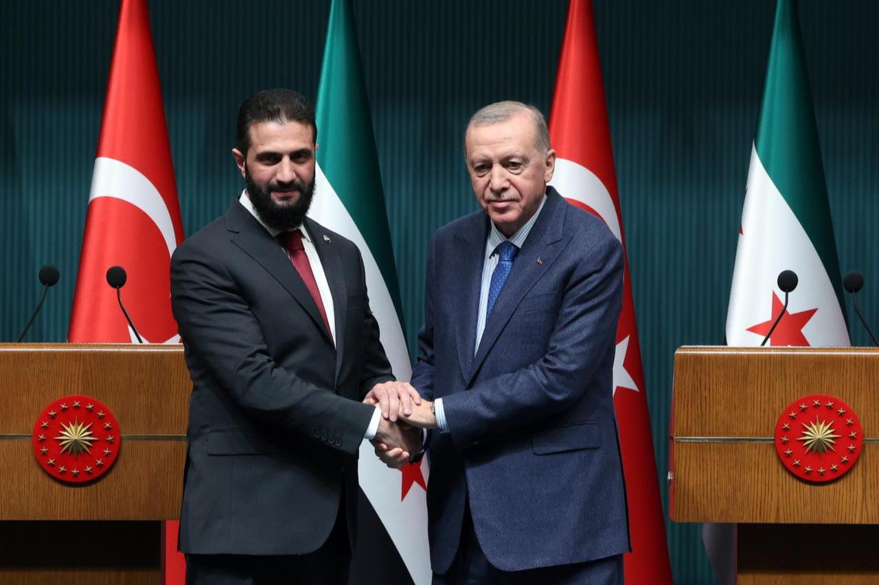 President Recep Tayyip Erdogan (R) and Syrian President Ahmad al-Sharaa (L) shake hands as they hold a joint press conference after their meeting at Presidential Complex in Ankara, Türkiye Feb. 4, 2025. (AA Photo)