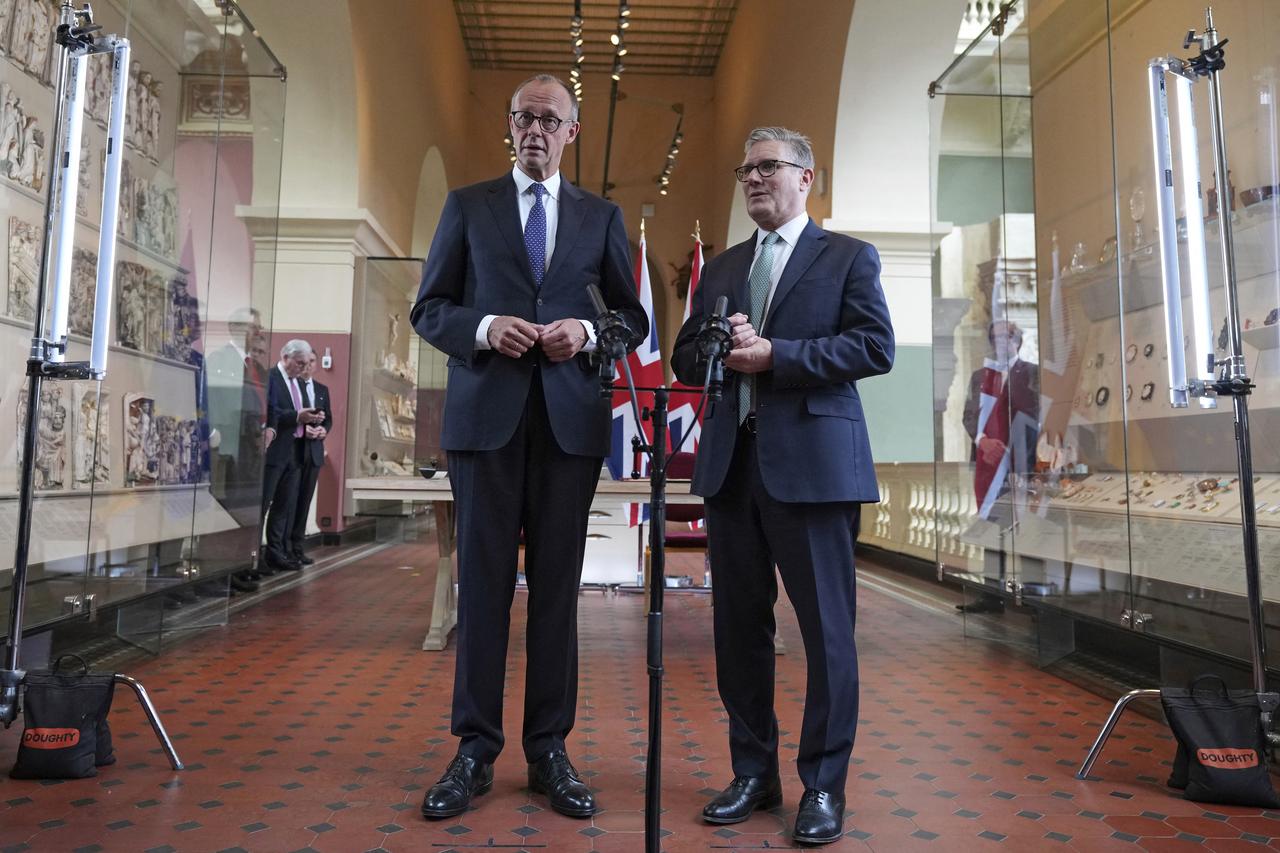 Britain's Prime Minister Keir Starmer (R) and Germany's Chancellor Friedrich Merz speak to the media during a ceremony in London on July 17, 2025. (AFP Photo)