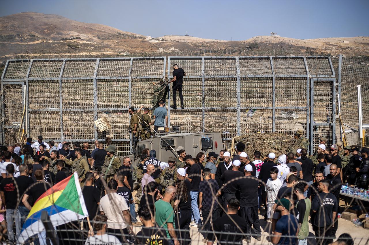 Members of the Druze community gather near the barbed wire fence along the Golan Heights, close to the town of Majdal Shams, to stage a demonstration in solidarity with Druze residents in southern Syria's Sweida, on July 16, 2025. (AA Photo)