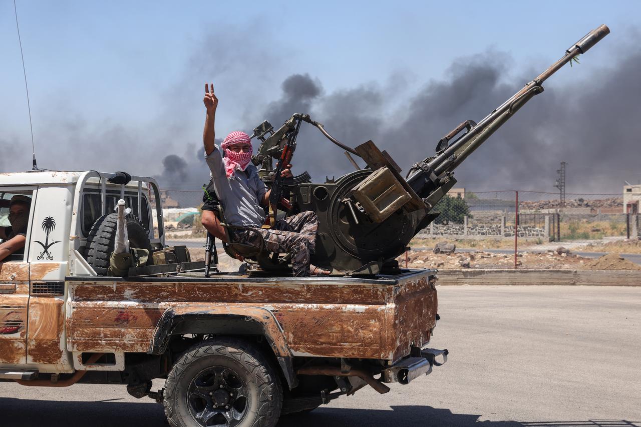 Bedouin and tribal fighters deploy at the western entrance of Syria's Druze heartland of Sweida on July 18, 2025. (AFP Photo)