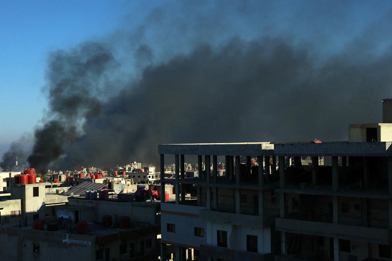 Black smoke rises above buildings in southern Syria's city of Sweida on July 19, 2025. (AFP Photo)