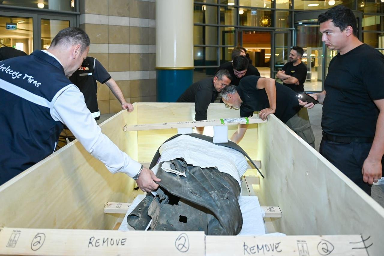 A view of Deputy Director General of Cultural Heritage and Museums Bulent Gonultas and his team during the logistical operations for the repatriation of the bronze statue of Roman Emperor Marcus Aurelius, looted from the ancient city of Boubon and returned to Türkiye after 65 years, July 18, 2025. (Photo via Ministry of Culture and Tourism)