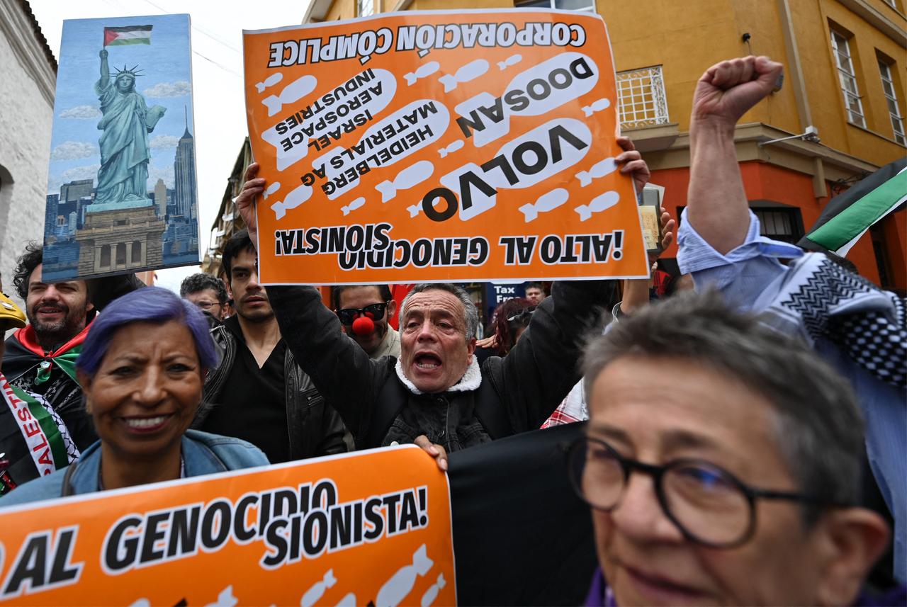 People protest against the war in Gaza during the emergency conference of the Hague Group at San Carlos Palace in Bogota on July 16, 2025. (AFP Photo)