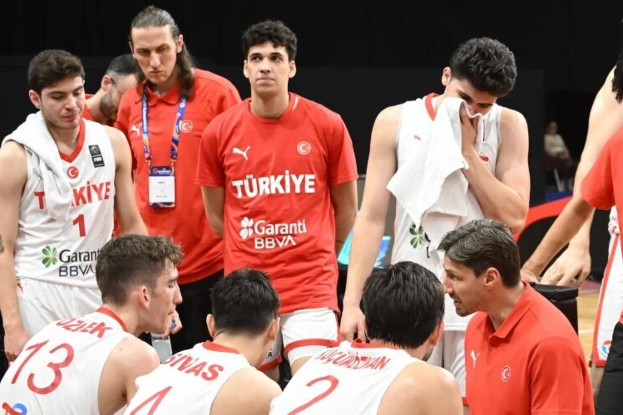 Türkiye U20 basketball team discusses tactics on the bench. (Photo via Eurohops)