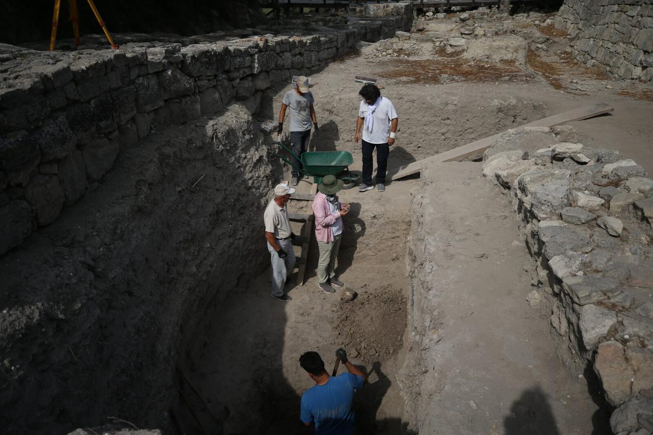 Archaeologists have uncovered a 3,500-year-old arrowhead, knucklebone, and a pointed tool known as a "biz" used for perforating fabrics and leather during excavations at the 5,500-year-old Ancient City of Troy, located in the village of Tevfikiye near Canakkale, Türkiye, September 6, 2024. (AA Photo)