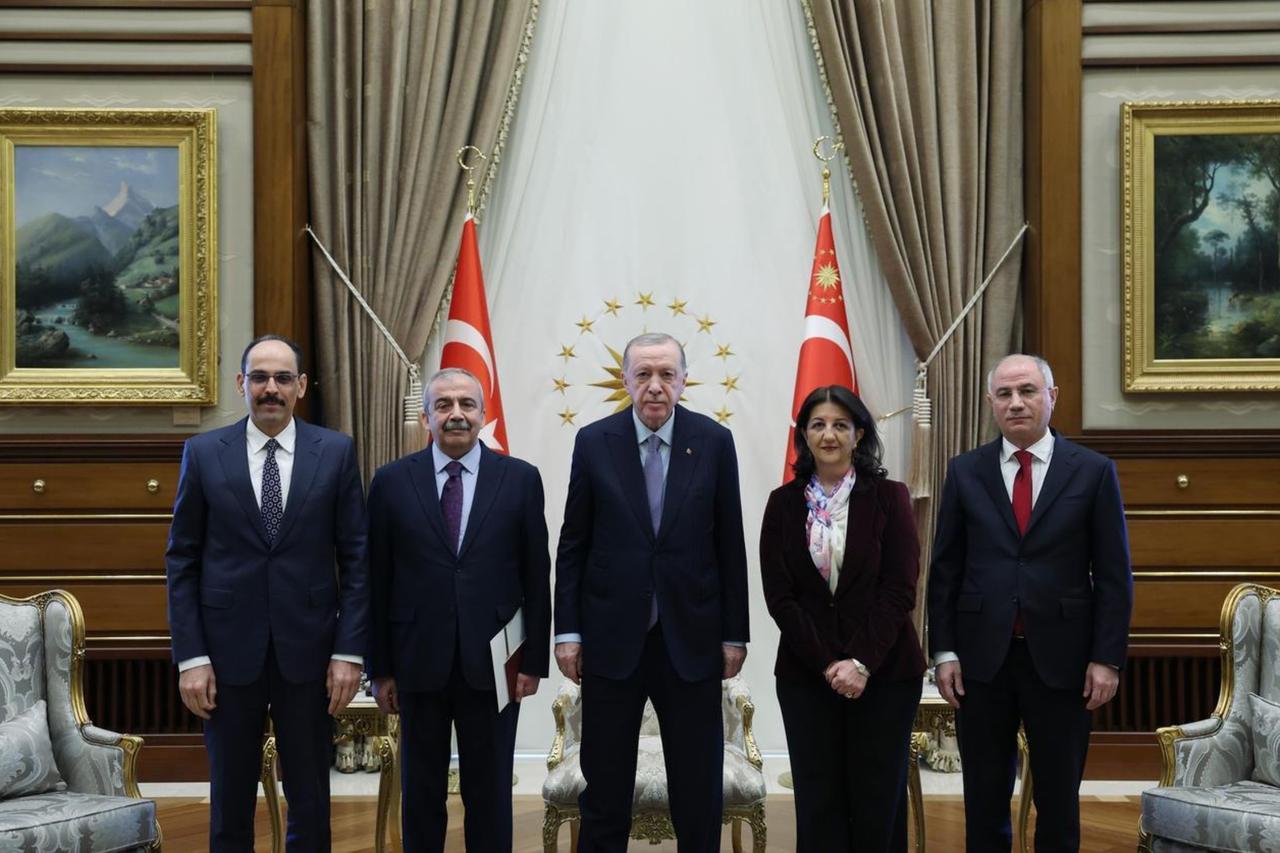 DEM Party’s Imrali delegation members Sirri Sureyya Onder (L2) and Pervin Buldan (R2) meet with President Erdogan (C), Turkish intelligence chief Ibrahim Kalin (L1), and AK Party member Efkan Ala (R1), April 10, 2025,  Ankara, Turkiye, (AA Photo)