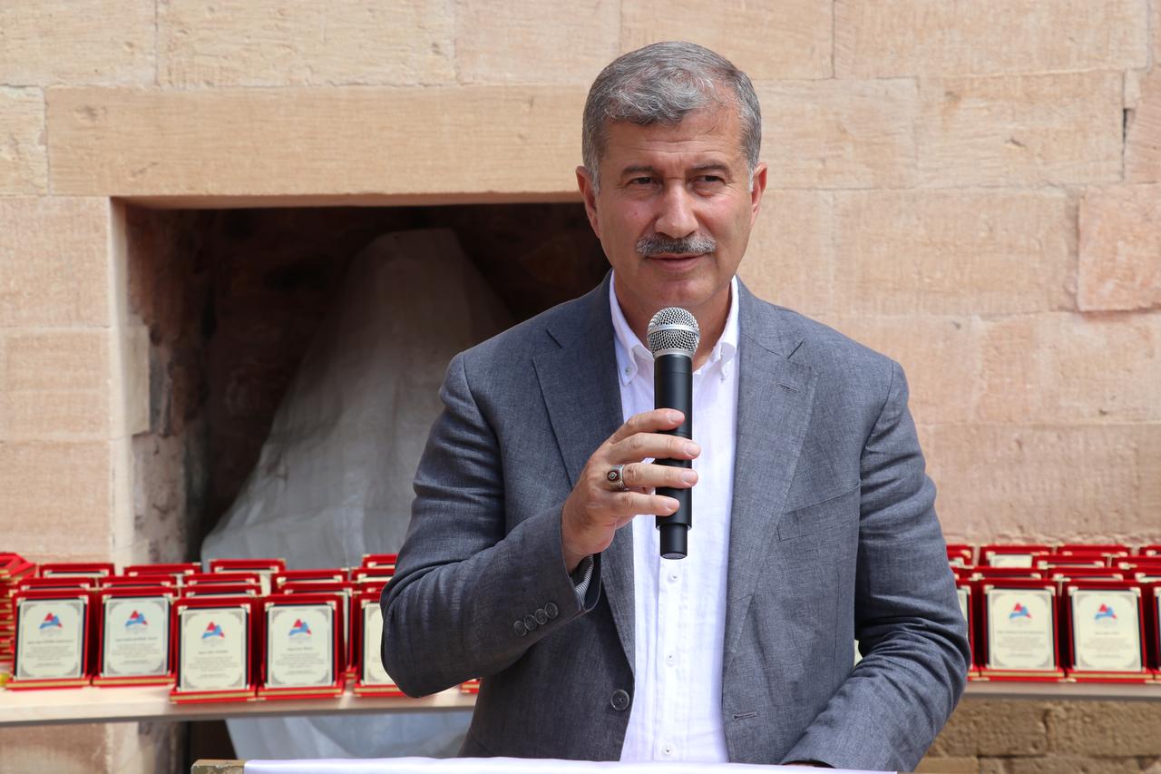 Prof. Dr. İlhami Gulcin, Rector of Ibrahim Cecen University, gave remarks during the exhibition. (AA Photo)