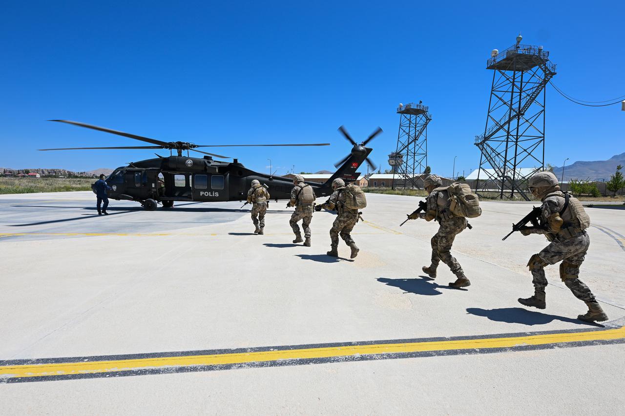 Turkish Special Operations Police (POH) stationed in Van continue their drills in hot weather and challenging terrain conditions to remain ready for duty at all times and to enhance operational success in Van, Türkiye on June 24, 2025. (AA Photo)