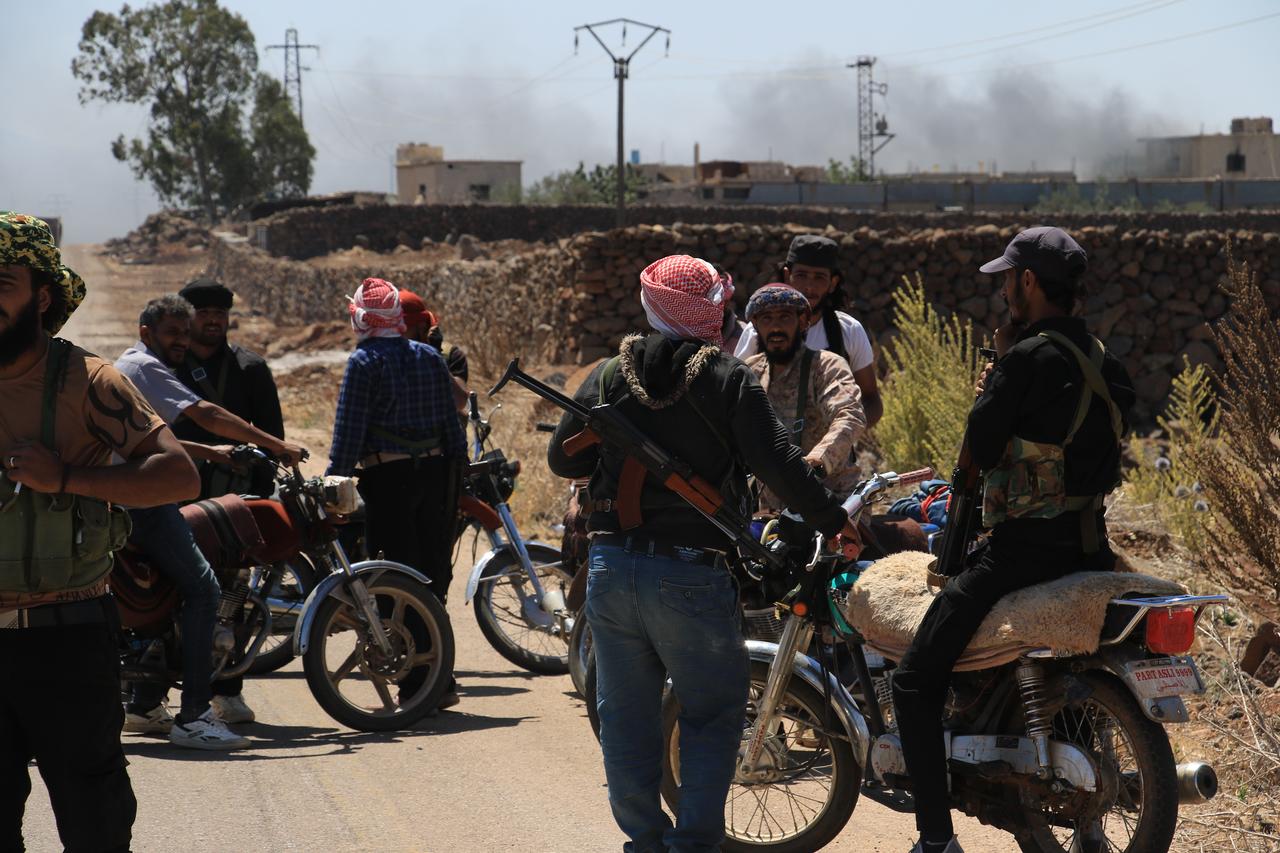 Arab tribe forces hold guns as clashes between Bedouin Arabs and tribe forces and Druze groups intensify at the western entrance of the Swedia, Syria on July 18, 2025. (AA Photo)