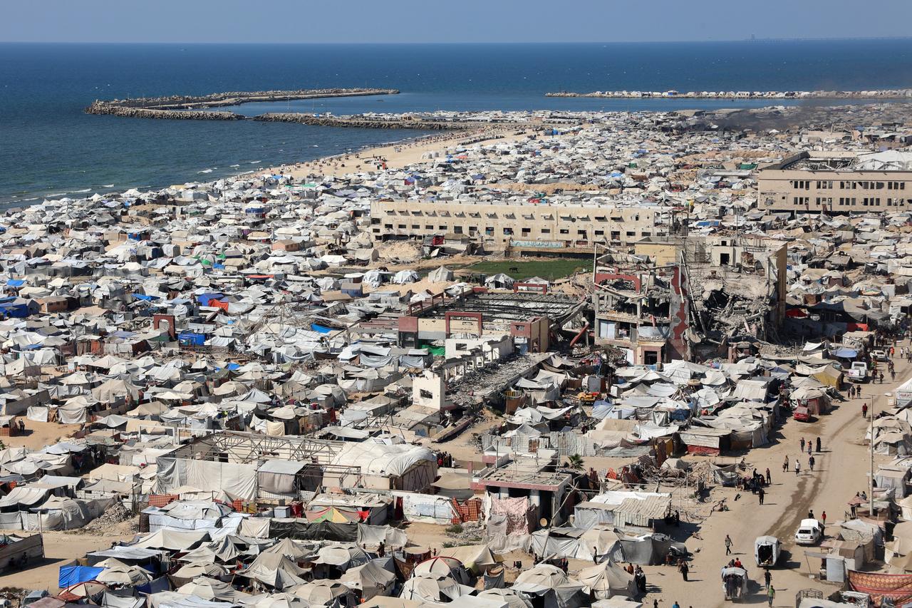 Tents and shelters for Palestinians displaced by conflict erected at a make-shift camp along the beach near the seaport in the west of Gaza City on July 19, 2025. (AFP Photo)