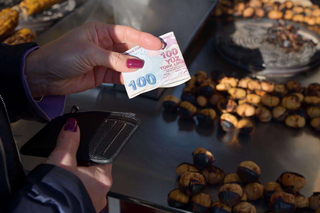Türkiye skips minimum wage hike despite persistent inflation, disappointing millions Image