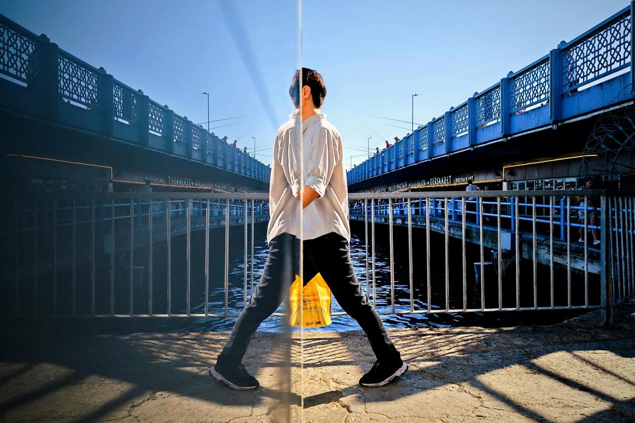 A youngster walking on Istanbuls Eminonu Bridge. (Photo via Emir Bozkurt/ Pexels)