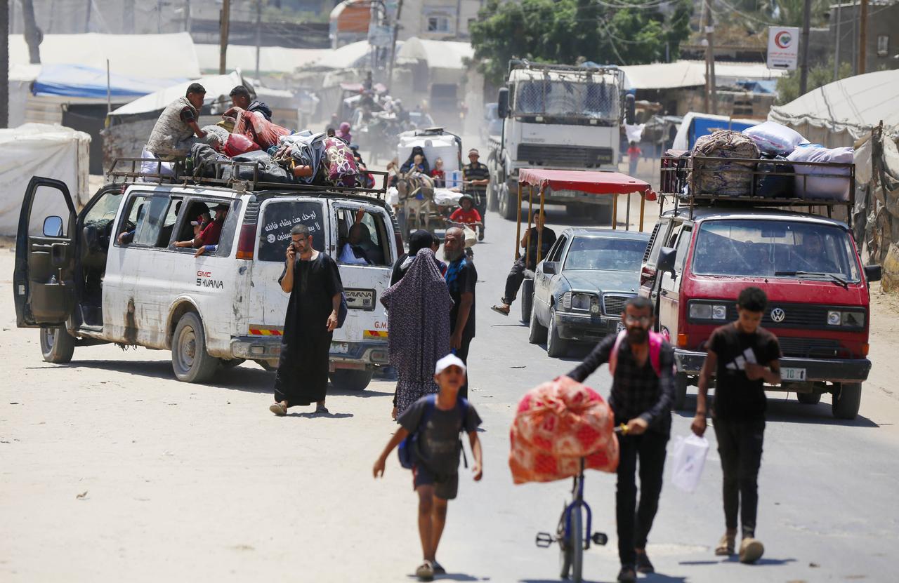 Palestinians are seen moving toward areas they believe to be safer, carrying their belongings, after an evacuation warning by the Israeli army in Deir al-Balah, Gaza, on July 20, 2025. (AA Photo)