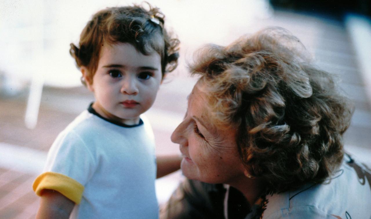 Ipek Kirac as a child standing next to her late mother, successful Turkish businesswoman Suna Kirac, Türkiye, accessed July 21, 2025. (Photo via Sunanin Kizlari)