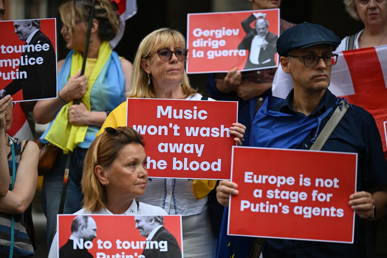 Demonstrators in Milan protesting the planned attendance of Russian conductor Valery Gergiev, known for his close ties to President Vladimir Putin, July 19, 2925. (AFP Photo)