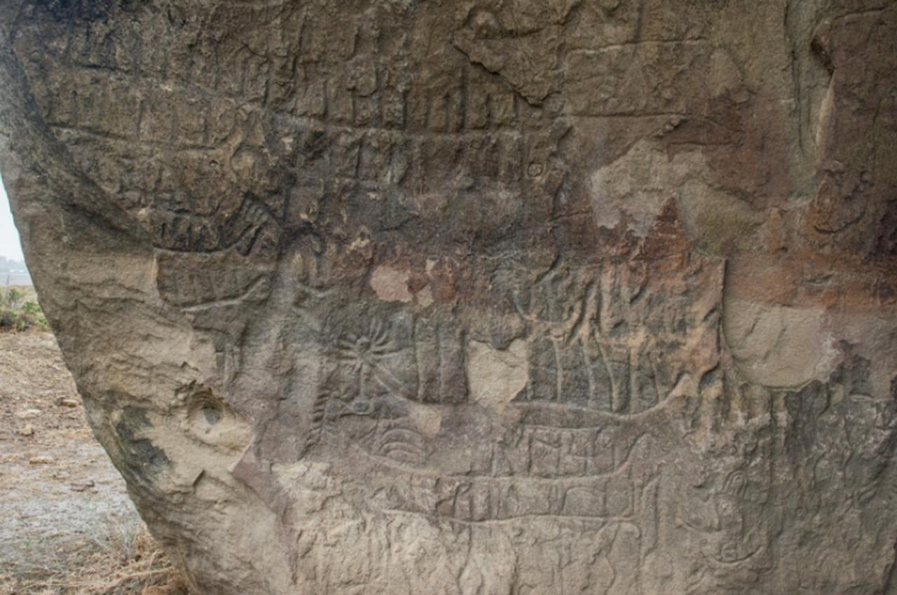 Detail of the western panel of Rock No. 19 in Kicikdas, with a key series of engraved boat figures. (Photo via D. Sigari)
