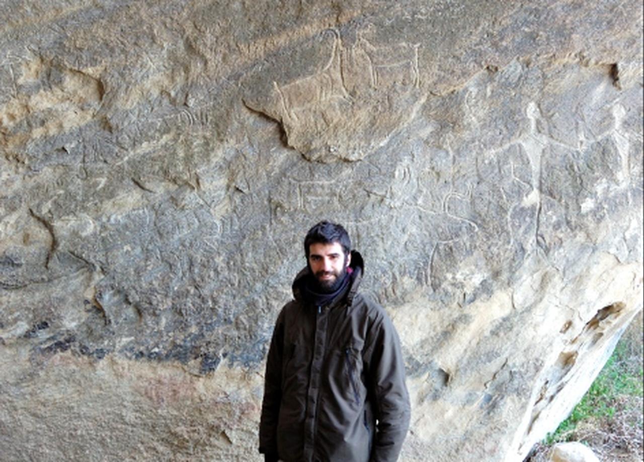 The researcher Dario Sigari in front of Rock N. 42 of Boyukdas, Gobustan, during a survey. (Photo via S. Shirinli)