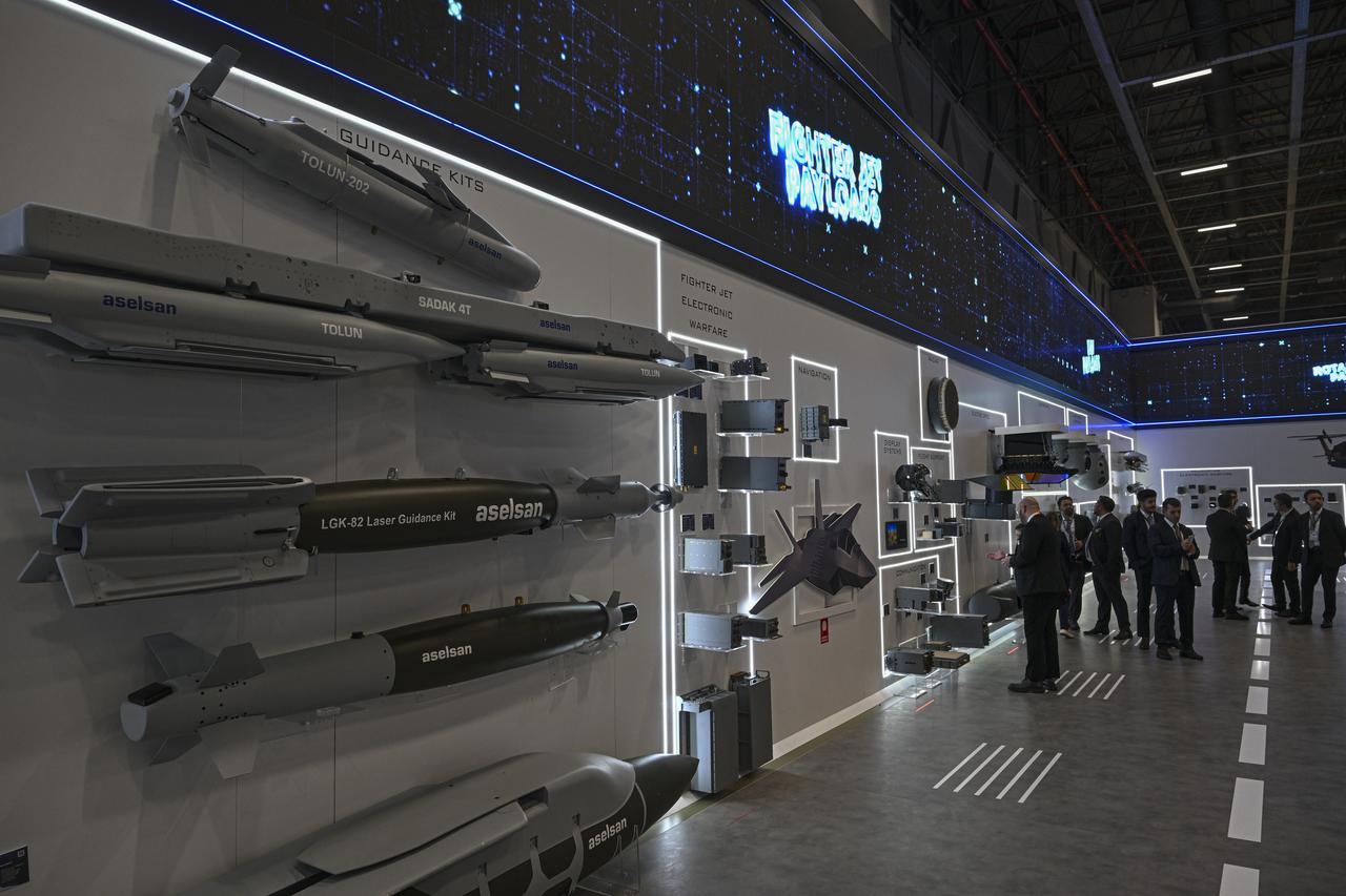 People visit the stands during IDEF 2025, where more than 400 international companies from 44 countries exhibit their products, at the Istanbul Expo Center in Istanbul, Türkiye on July 22, 2025. (AA Photo)