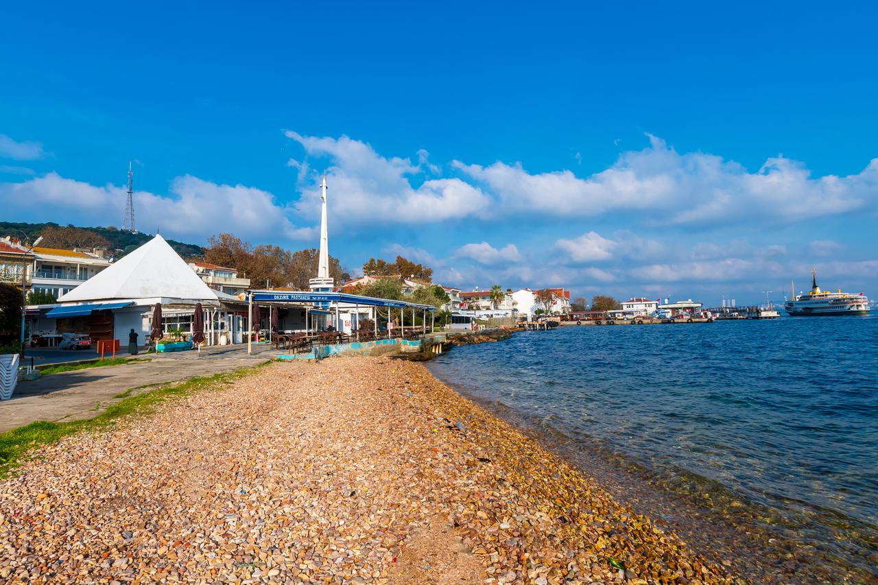 Scenic beach view of Kinaliada Island in Istanbul. (Adobe Stock Photo)