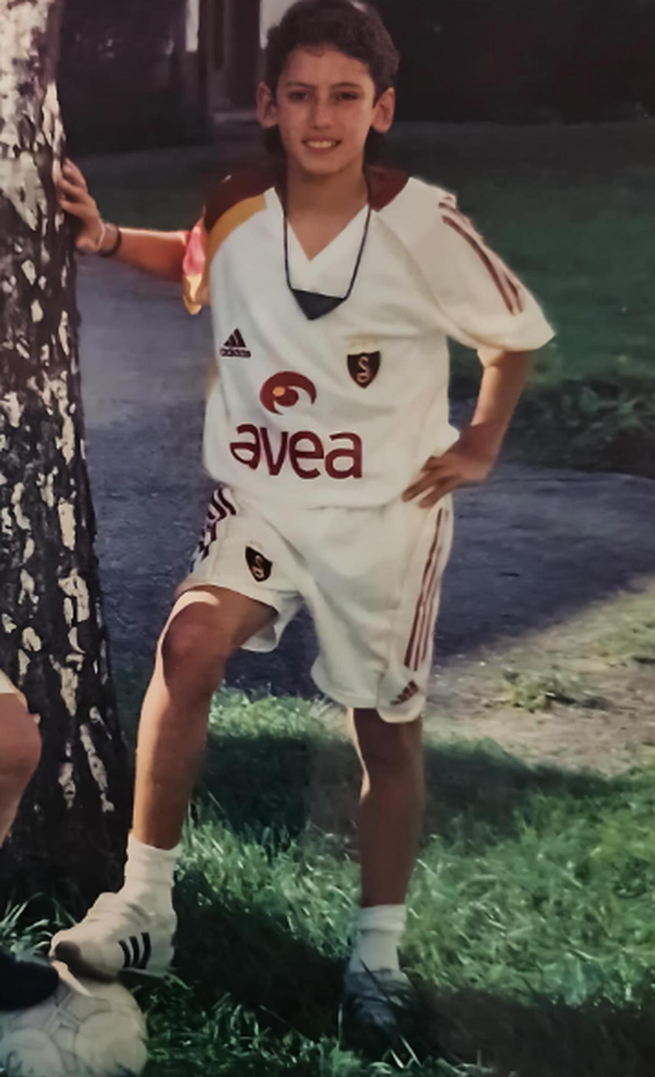 A childhood photo of Hakan Calhanoglu wearing a Galatasaray jersey. He recently deleted all of his Galatasaray-related posts from Instagram. (Photo via Screenshot from Instagram/@hakancalhanoglu)