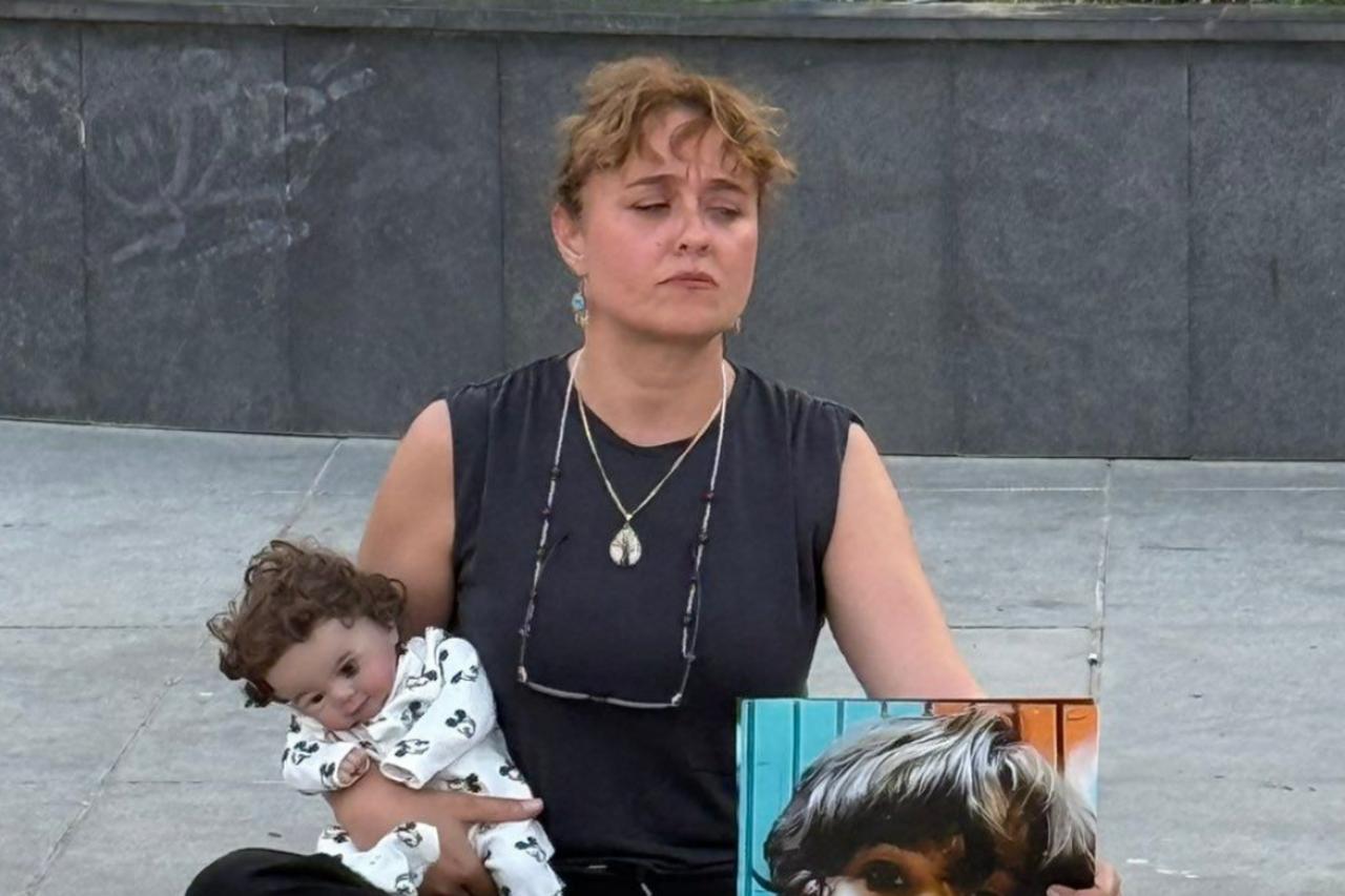 Yasemin Minguzzi, the mother of 14-year-old Mattia Ahmet Minguzzi who lost his life, stages a sit-in protest in Bakirköy Square demanding justice, Istanbul, Türkiye, July 21, 2025. (Photo via Oksijen)