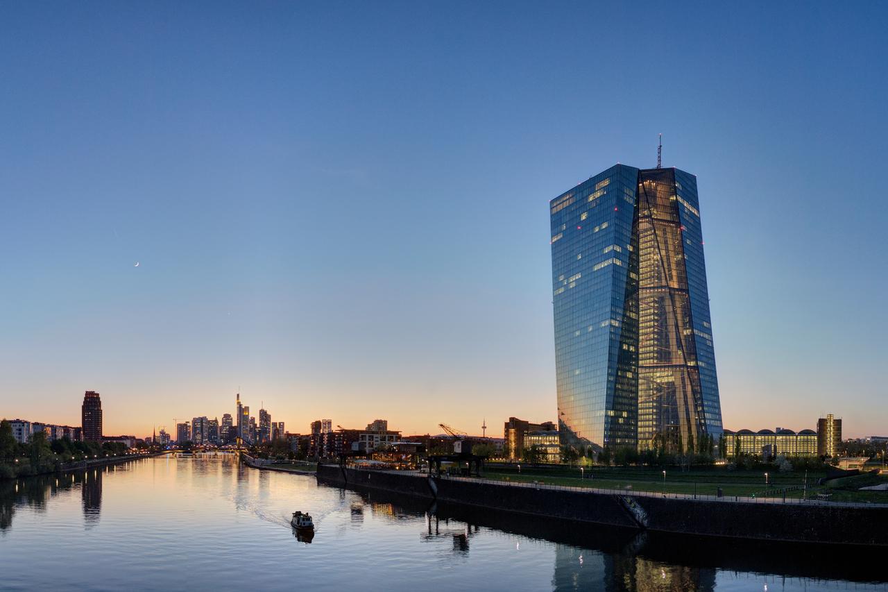Image shows the European Central Bank building during sunset in Frankfurt, Germany (Adobe Stock Photo)
