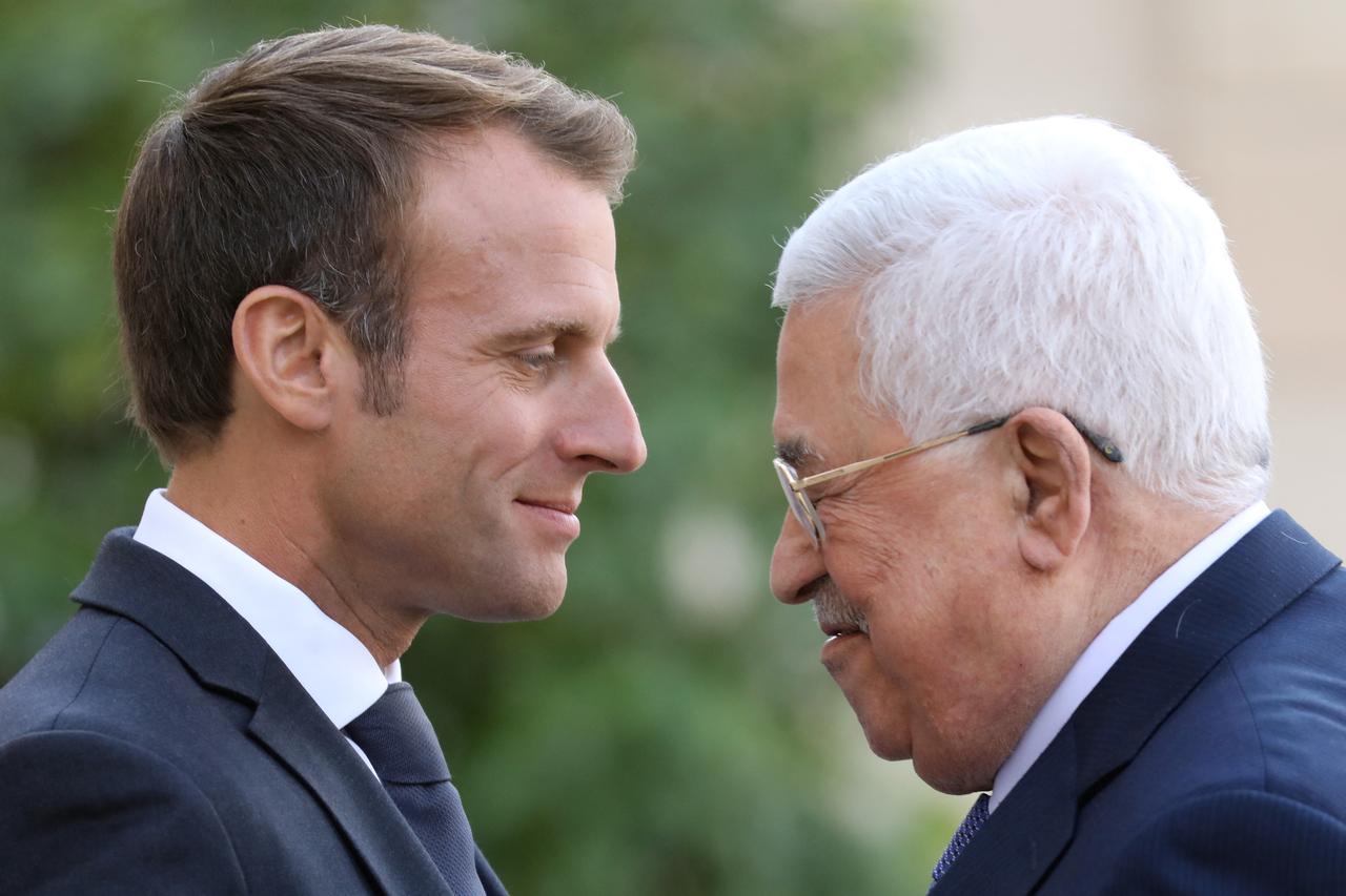 French President Emmanuel Macron (L) welcomes Palestinian president Mahmud Abbas prior to their meeting at the Elysee Palace in Paris, France on September 21, 2018. (AFP File Photo)