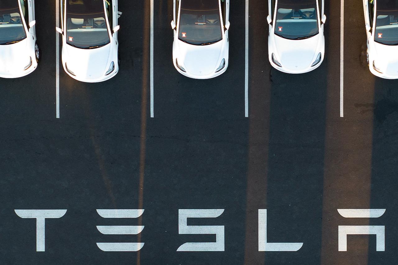 An aerial view shows cars parked at the Tesla Fremont Factory in Fremont, California, February 10, 2022. (AFP Photo)