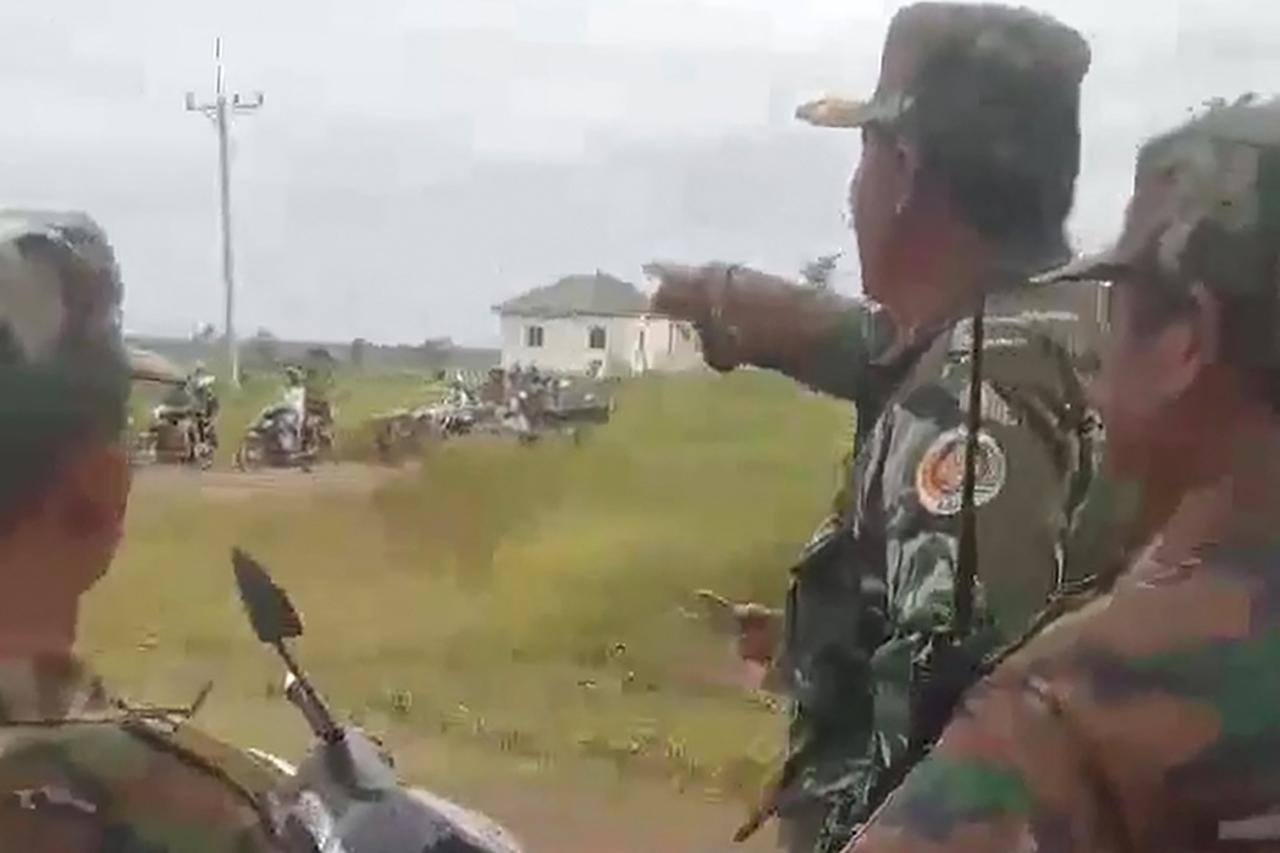 Cambodian soldiers look at people evacuate from along the Cambodia-Thailand border after Cambodian and Thai troops exchanged fire in a new round of clashes in Preah Vihear province on July 24, 2025. (AFP Photo)