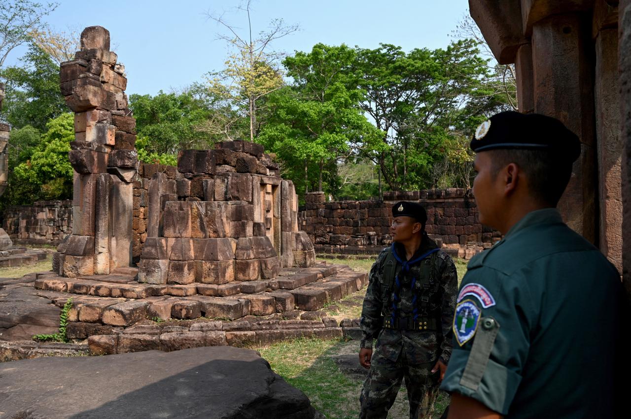 Cambodian soldiers look at people evacuate from along the Cambodia-Thailand border after Cambodian and Thai troops exchanged fire in a new round of clashes in Preah Vihear province on July 24, 2025. (AFP Photo)