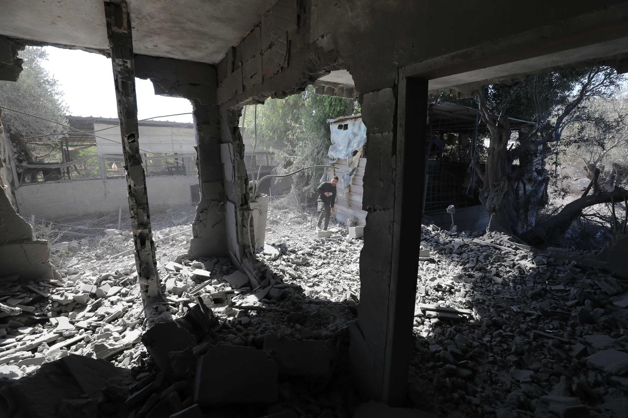 Palestinians inspect debris of a building after Israeli army reportedly blew up three houses belonging to Palestinians previously killed by Israeli forces in Jenin, West Bank on July 17, 2025. (AA Photo)