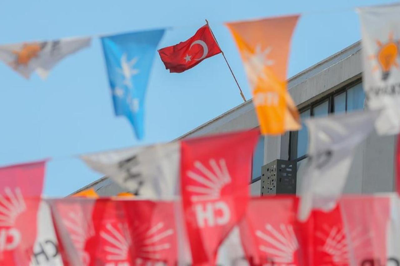 Turkish flag behind AK Party and CHP banners (X Photo)