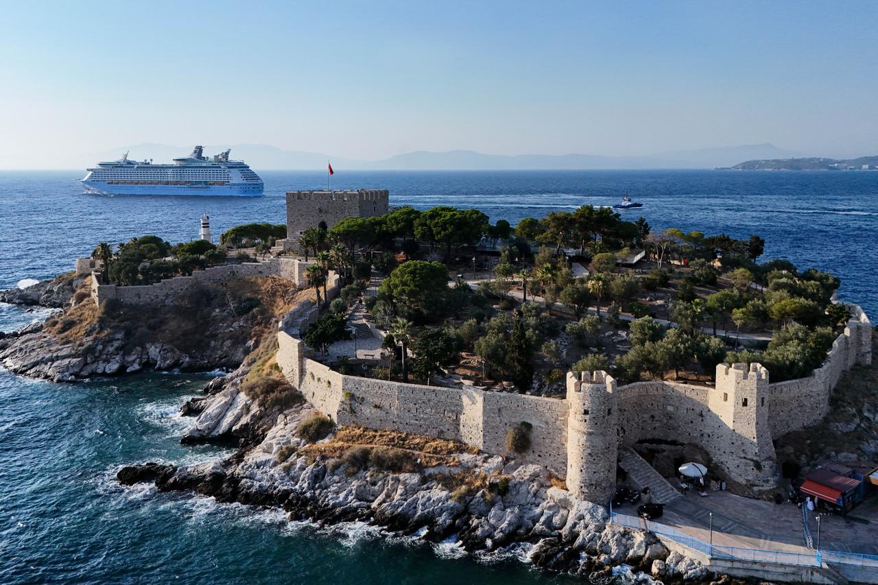 Guvercinada Castle: First landmark cruise tourists see in Kusadasi Image