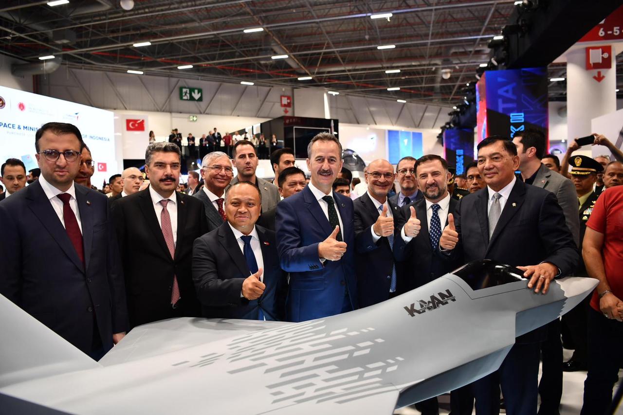 Defense Industries President Haluk Gorgun, Indonesian Defense Minister Sjafrie Sjamsoeddin, TAI General Manager Mehmet Demiroglu and other officials at IDEF 2025 in Istanbul, Türkiye on 26 July, 2025. (Photo via X/@SavunmaSanayii)
