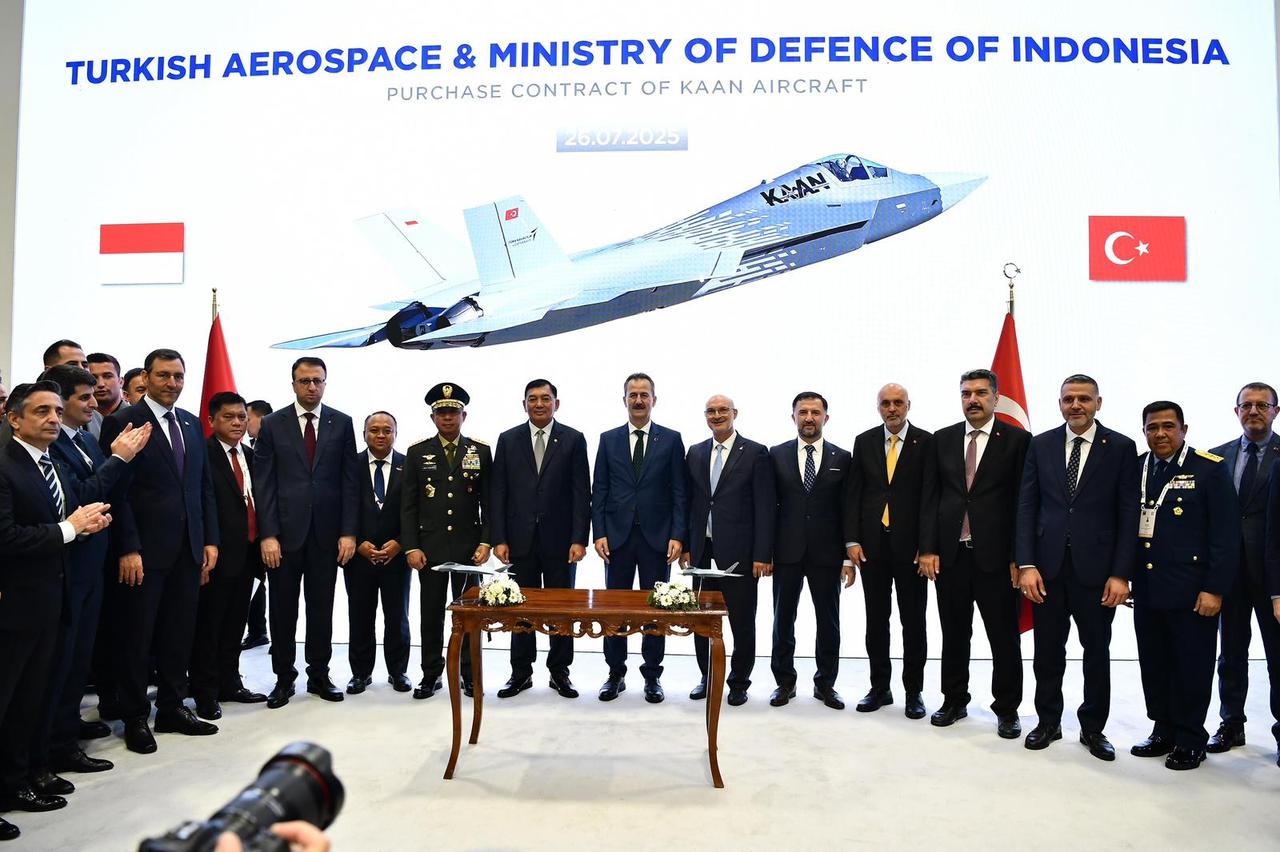 Turkish and Indonesian officials at IDEF 2025 in Istanbul, Türkiye on 26 July, 2025. (Photo via X/@SavunmaSanayii)