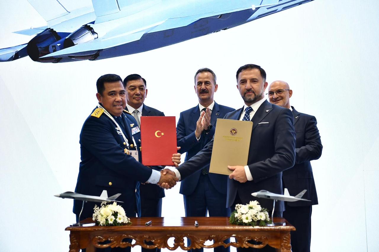Turkish and Indonesian officials at IDEF 2025 in Istanbul, Türkiye on 26 July, 2025. (Photo via X/@SavunmaSanayii)