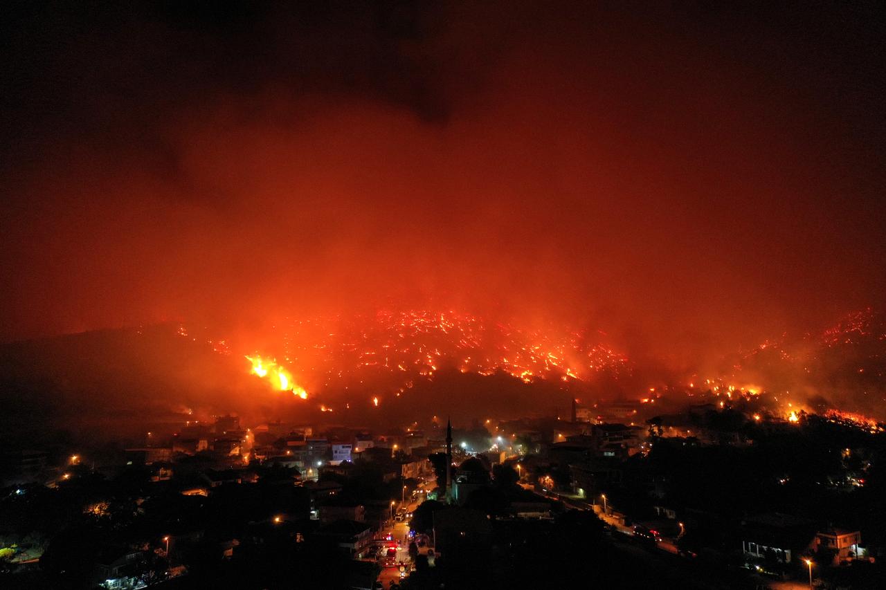 Wildfires rage in Türkiye’s Bursa as flames force highway closure, evacuations Image