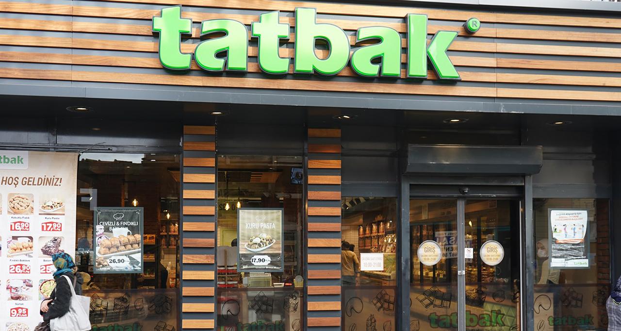 A woman walks past the storefront of a Tatbak bakery in Istanbul, Türkiye. (IHA PHoto)