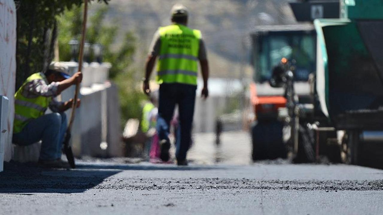 Workers from the General Directorate of Highways carry out road maintenance in Türkiye. (AA Photo)