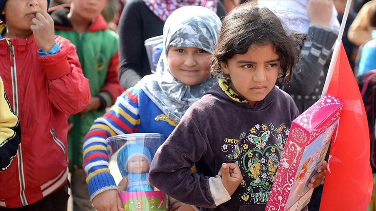 Syrian refugee children receive donated toys during a community event in a southeastern province in Türkiye. (AA Phot)