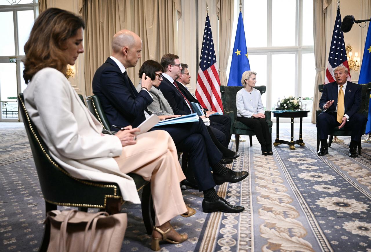 U.S. President Donald Trump (R) reacts as he speaks with European Commission President Ursula von der Leyen (2nd R) during a meeting, in Turnberry south west Scotland on July 27, 2025. (AFP Photo)