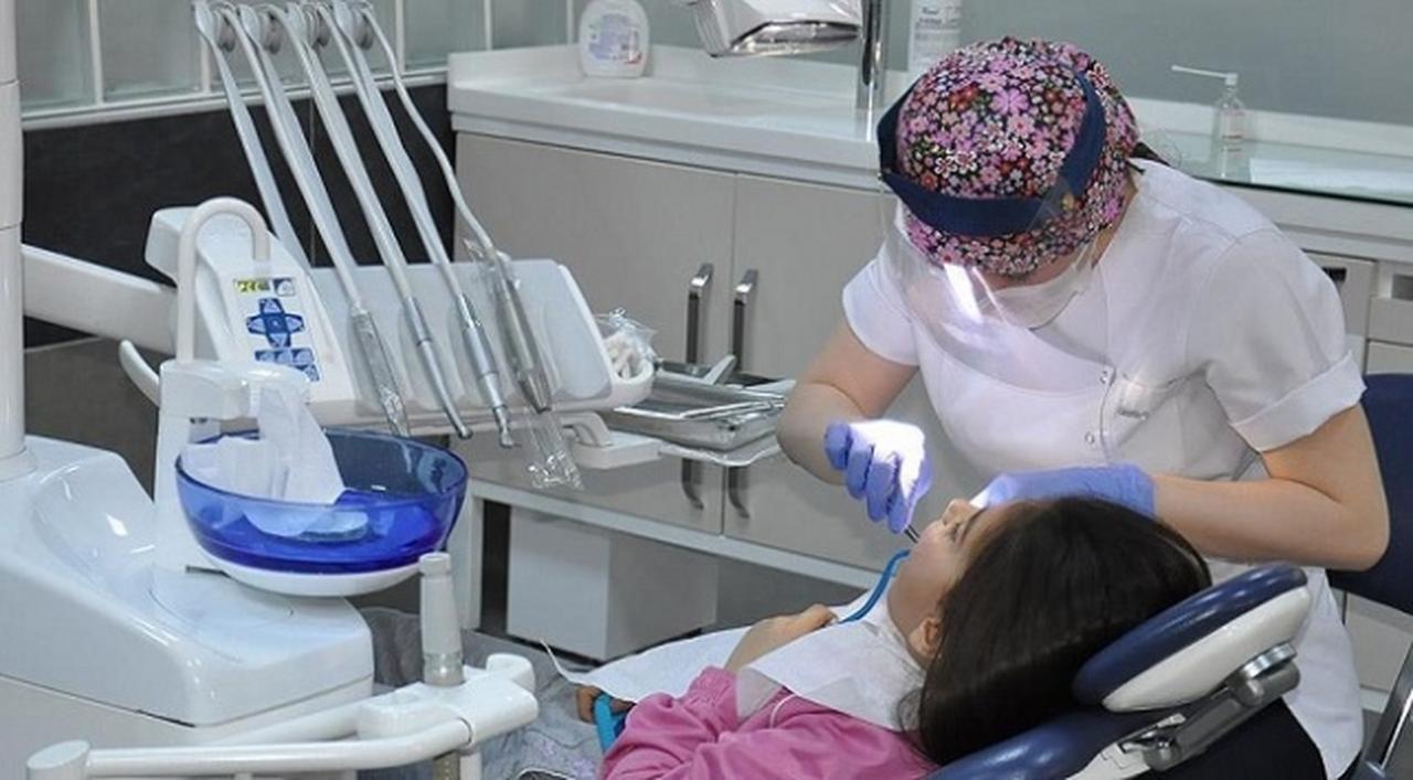 A dentist treats a patient at a clinic in Türkiye. (AA Photo)