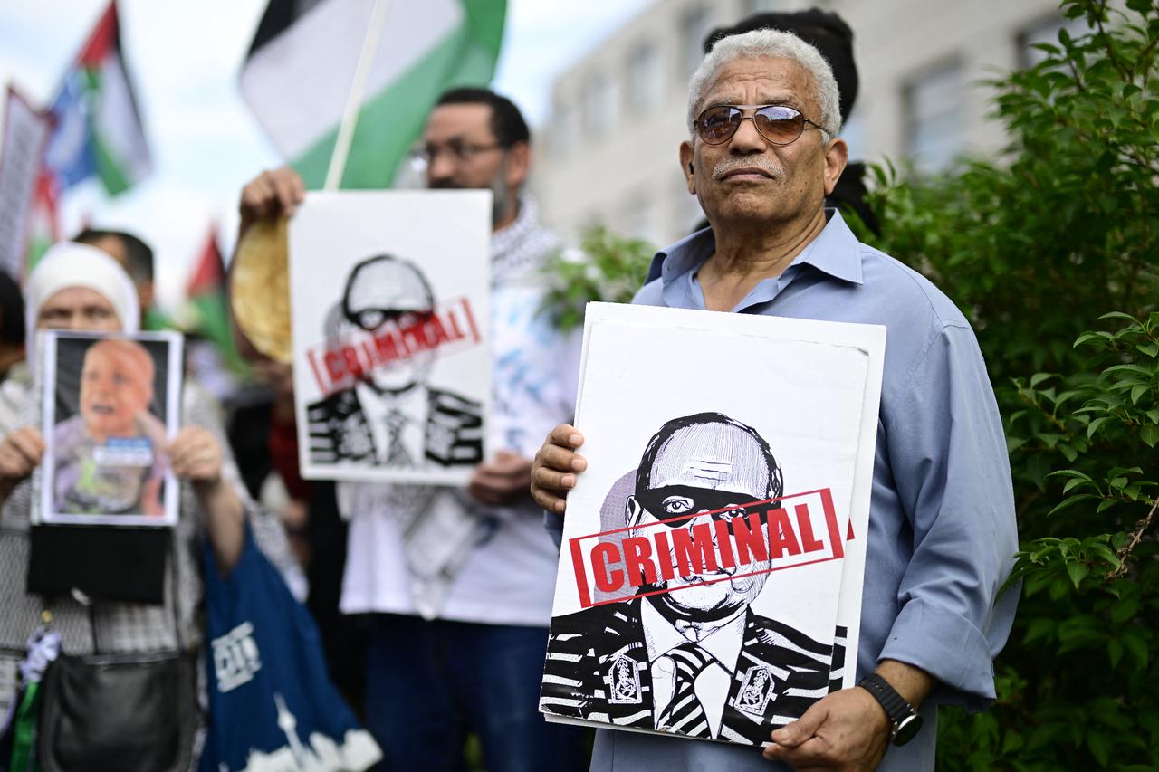 Egyptian embassies locked with chains in global solidarity protest for Gaza Image