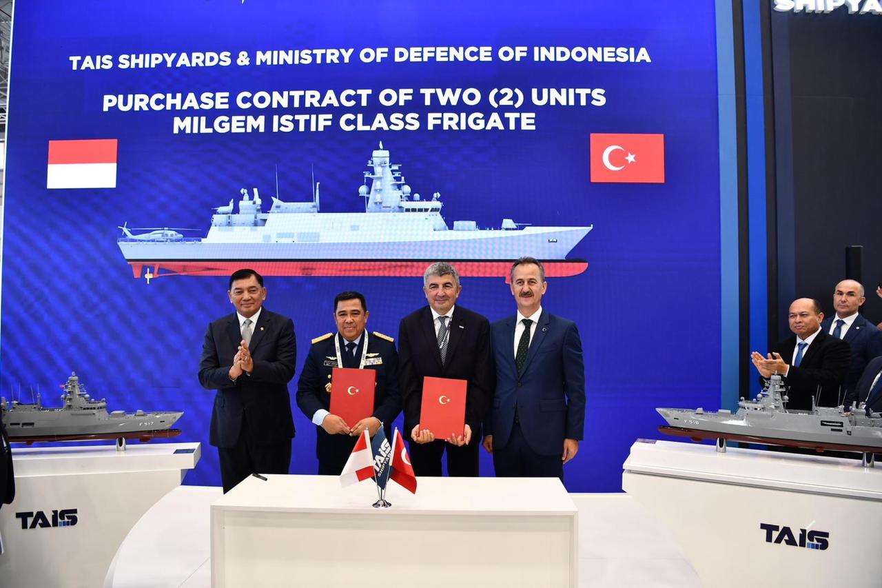 Turkish and Indonesian officials during signing ceremony of Istif-class frigates at IDEF 2025 in Istanbul, Türkiye on 26 July, 2025. (Photo via X/@SavunmaSanayii)
