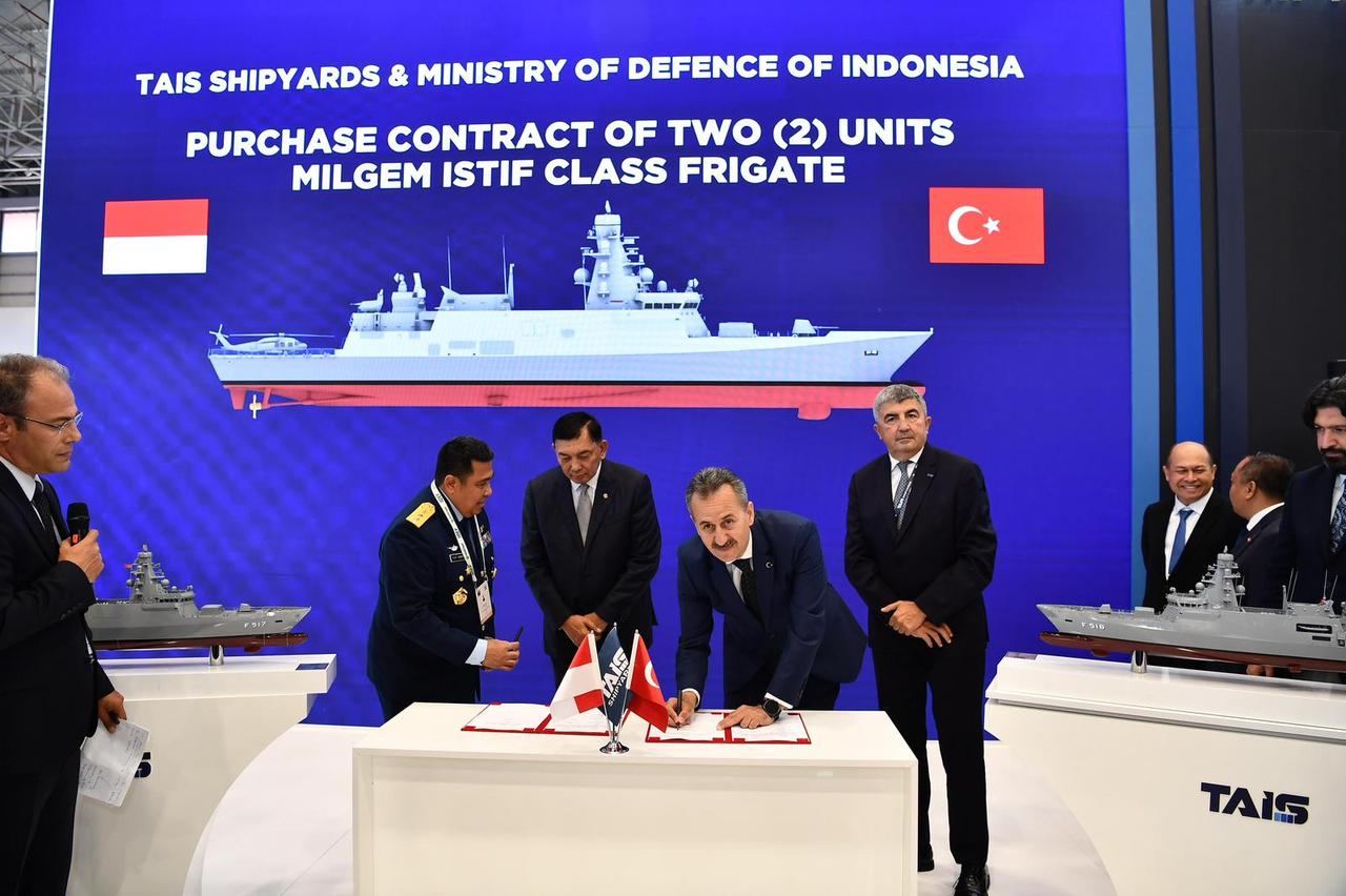 Turkish and Indonesian officials during signing ceremony of Istif-class frigates at IDEF 2025 in Istanbul, Türkiye on 26 July, 2025. (Photo via X/@SavunmaSanayii)